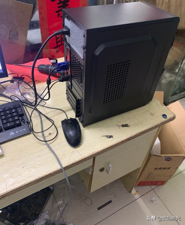 朋友给老表组装两台电脑，刚装好系统就蓝屏了，老表：不敢买了