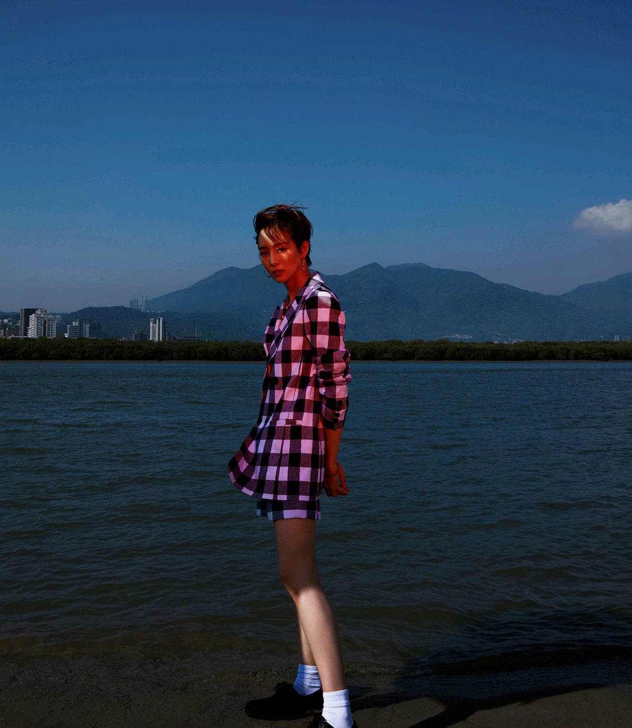 张钧甯很会穿，身穿格子套装搭配一双“老爹鞋”，干练又帅气