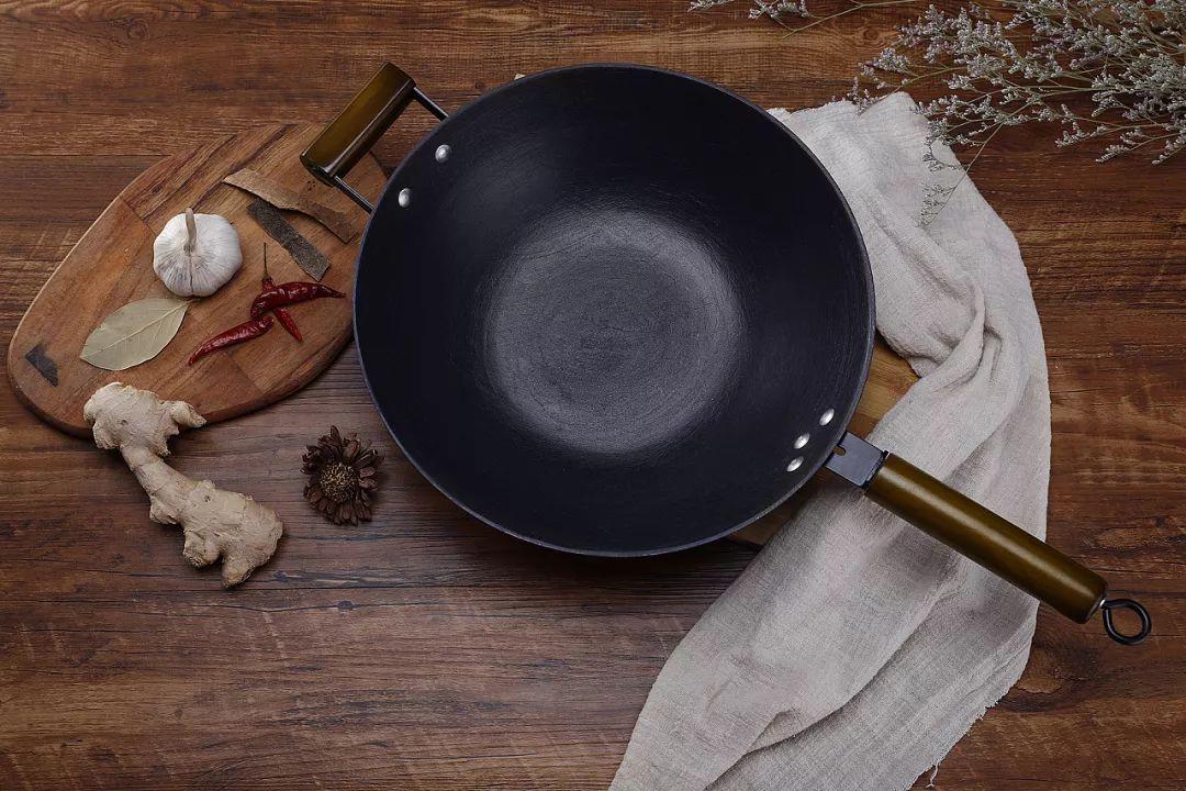 用过生锈的铁锅如何开锅永不生锈,铁锅开锅不生锈的正确方法