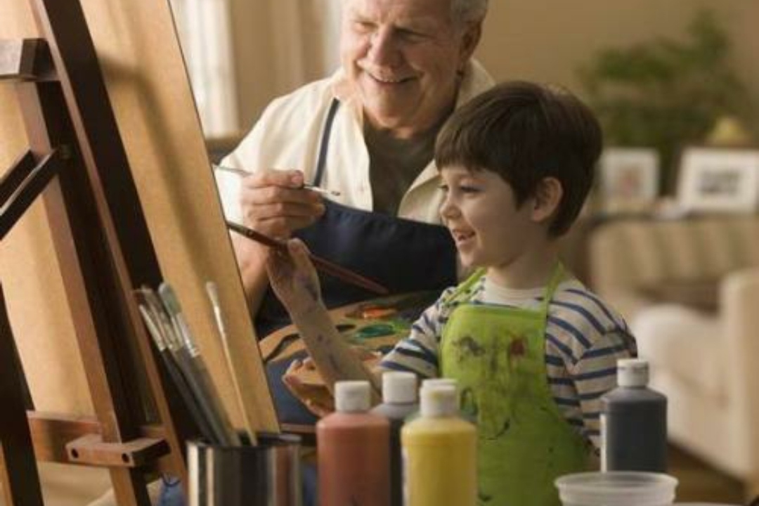 奶奶带孙子逛街,俩人头饰太“抢眼”,网友:笑喷了,我家有同款