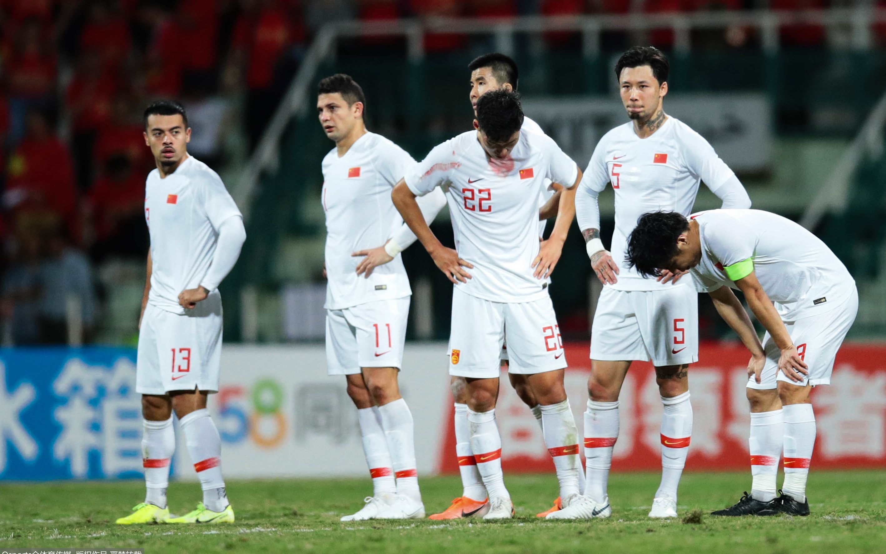 国足大换血，李铁破釜沉舟，谁才是10号球衣的归属？