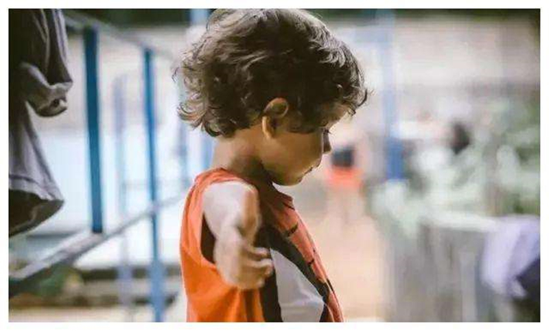 3岁孩子不愿意社交什么原因,大班孩子内向话少社交弱该怎么办