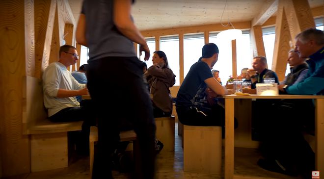 山顶太空舱民宿悬崖景色绝美,悬崖边的小木屋