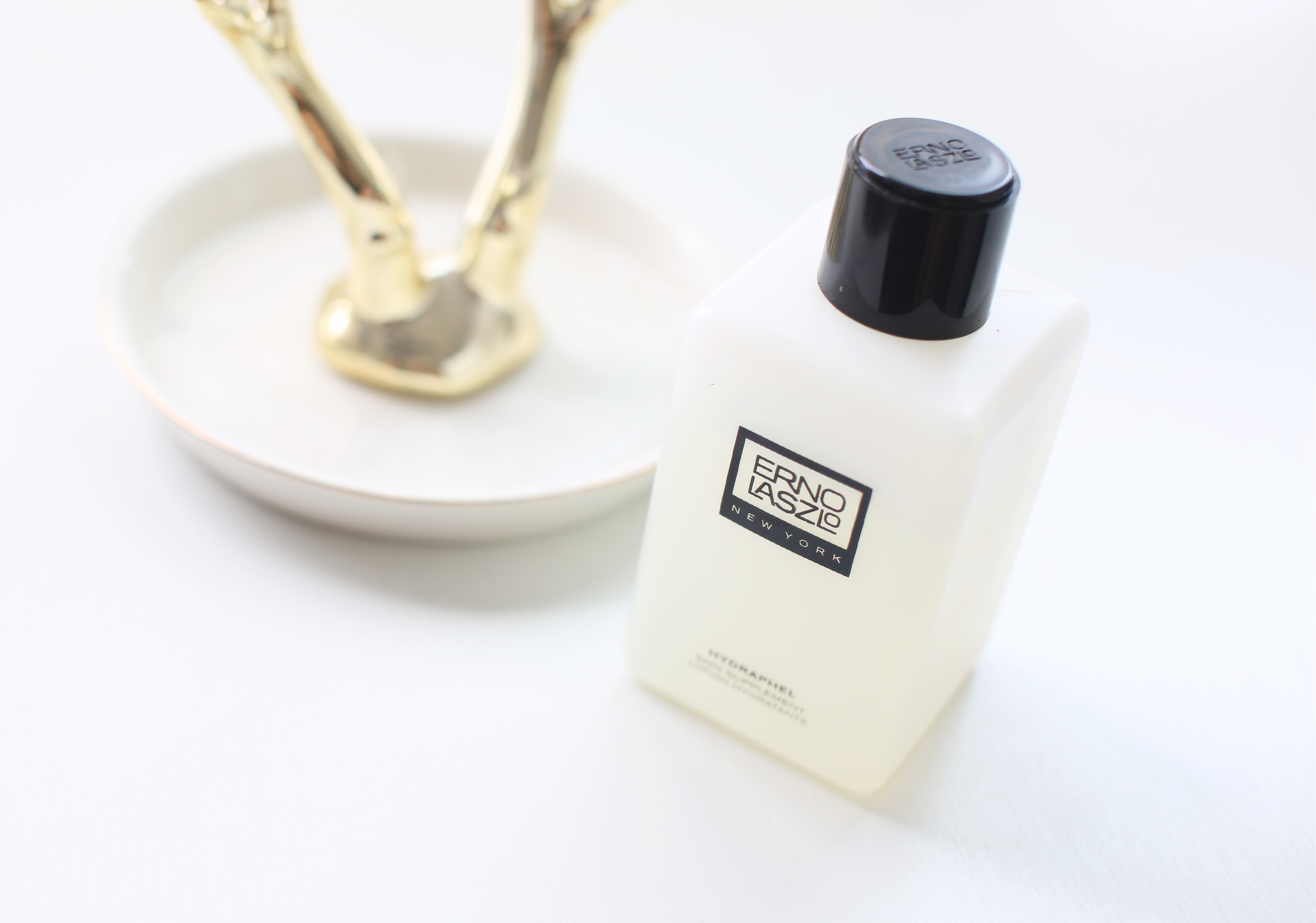 秋天皮肤过敏怎么补水,皮肤过敏还太干燥补水最好的方法