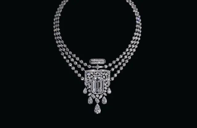 资生堂有意出售旗下北美彩妆品牌/Chanel推出5号香水高级珠宝系列