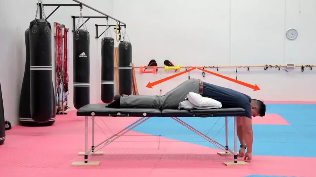 拉伸颈椎枕头,最简单的缓解颈椎疲劳的伸展动作