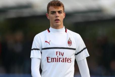 意甲第一足球世家，注定为红黑而生，传奇三号球衣即将解封