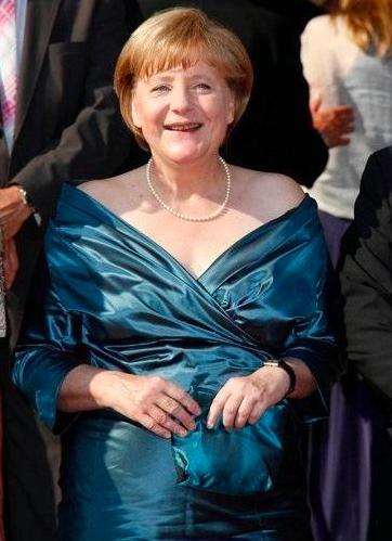 一套西装闯政界的德国总理，曾被嘲“灰老鼠”，低胸礼服惊艳全场