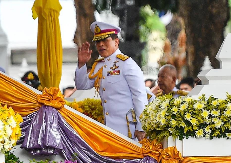 泰王为玉佛更衣,泰王给玉佛换装