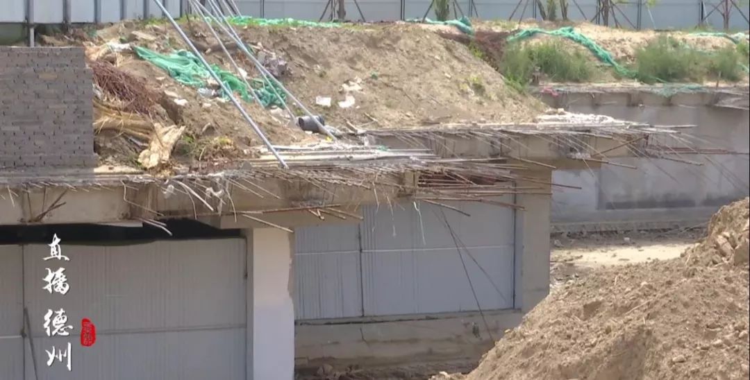 五米深坑作伴、整层钢筋外露！德州一楼盘任*交性**房，业主：太坑