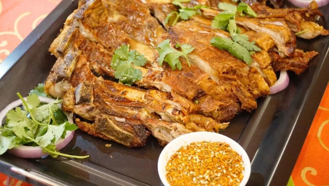 可以吃烧烤烤全羊的地方,有篝火烤全羊的地方