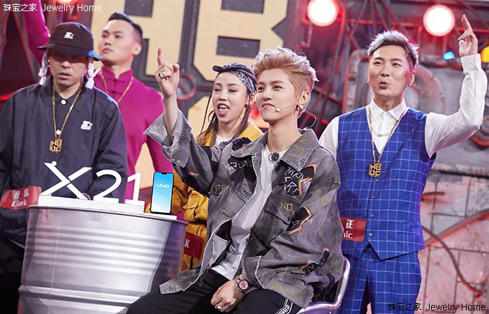 鹿晗关晓彤官宣戴的手表,鹿晗和关晓彤同款项链