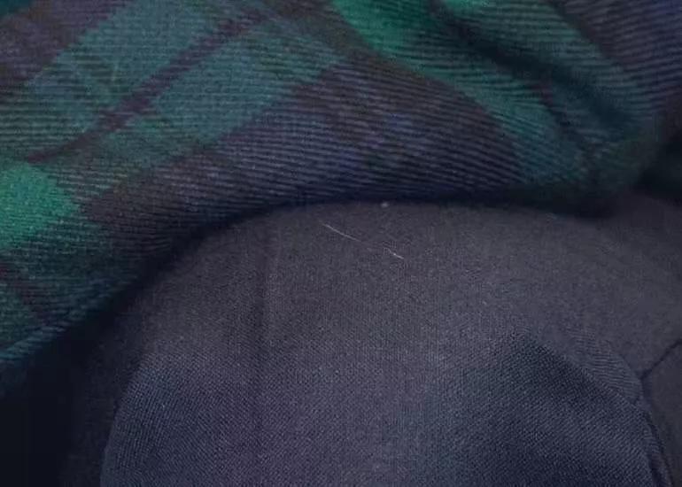 在路上捡回来的流浪猫给它洗澡,救助的流浪猫生病自己无能为力