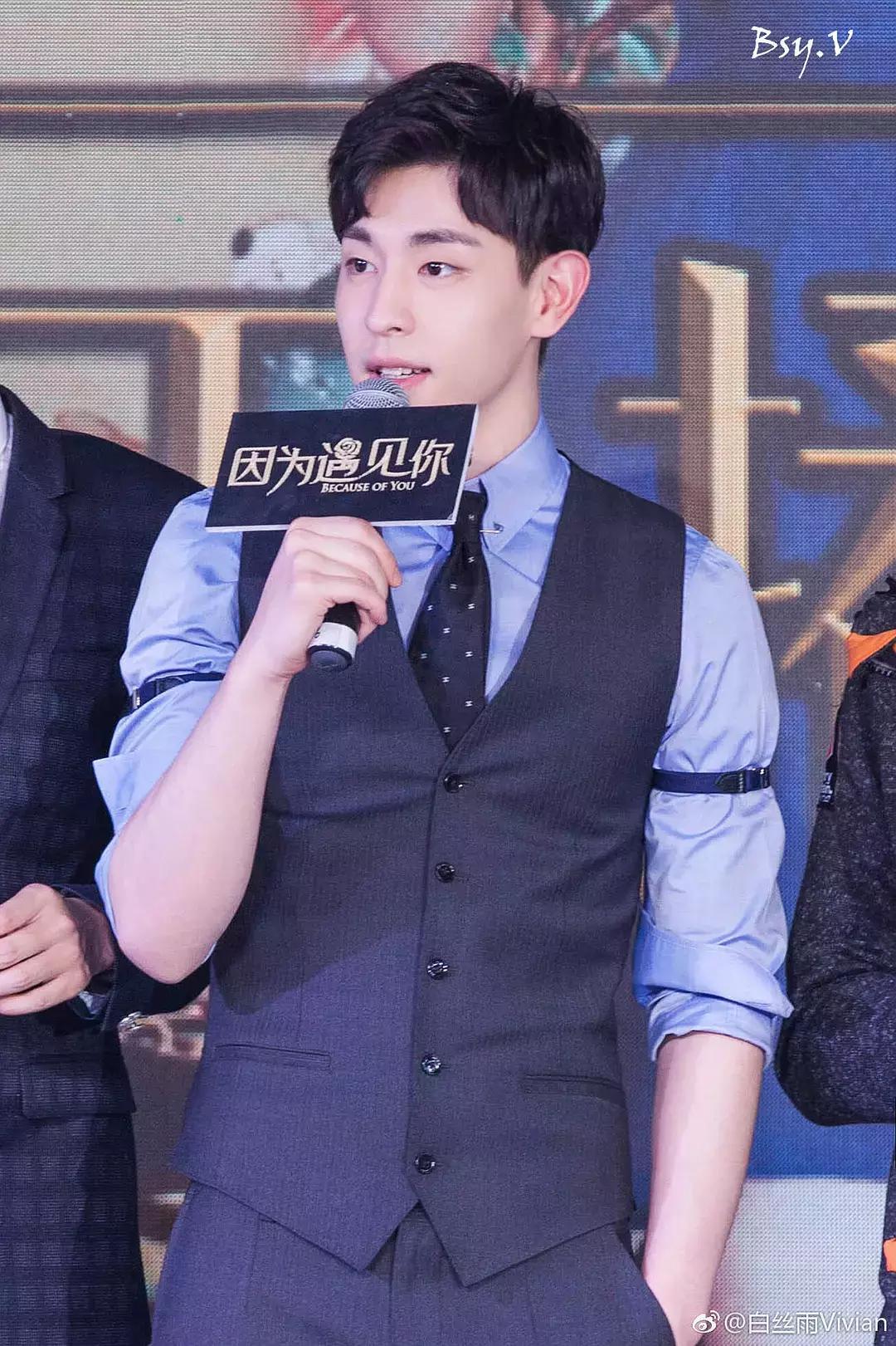 王俊凯蝴蝶结西装,王俊凯西装穿搭风格