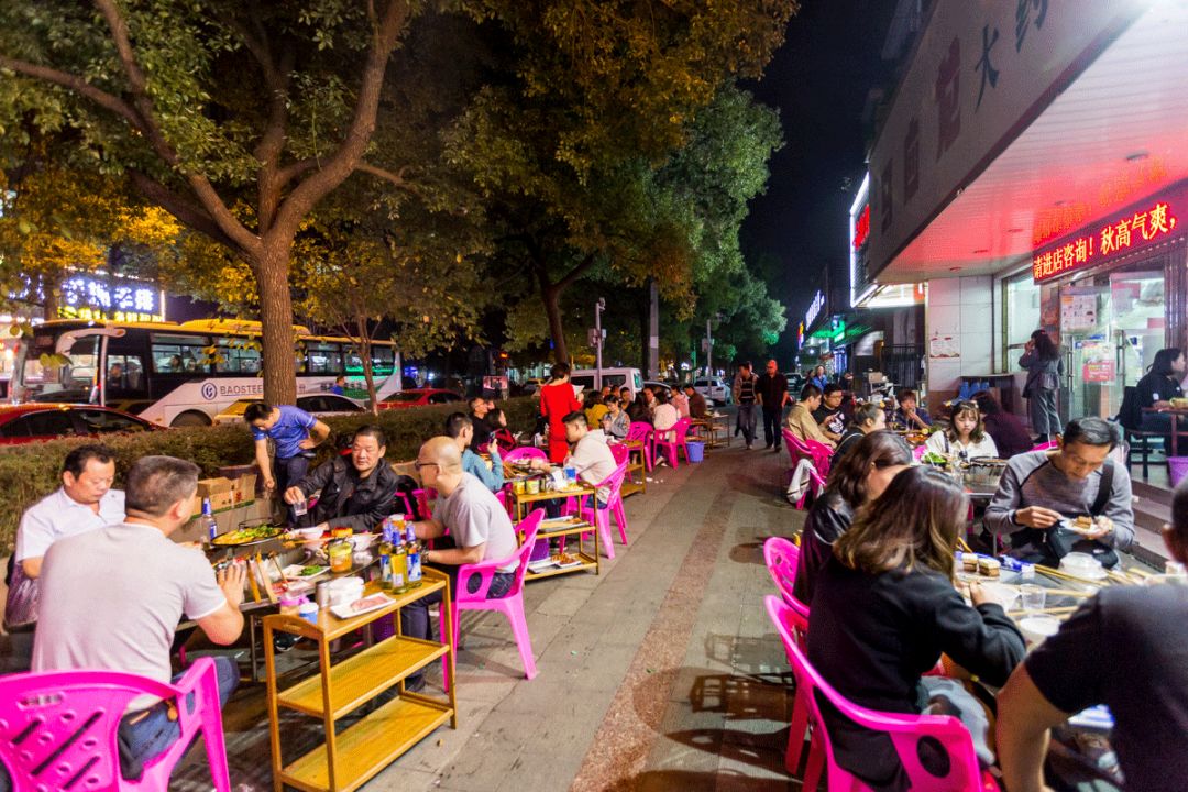 吃完整条恩施街，发现住在青山的才是人生赢家