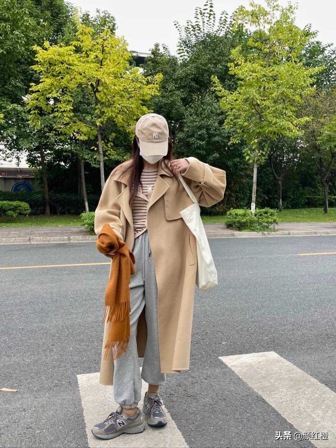 驼色长款大衣冬天怎么搭有女人味,冬季驼色大衣怎么搭配显年轻