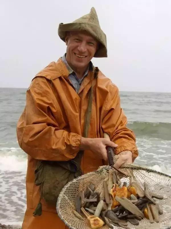 海边捡瓶子赚钱,国外捡蜜蜡