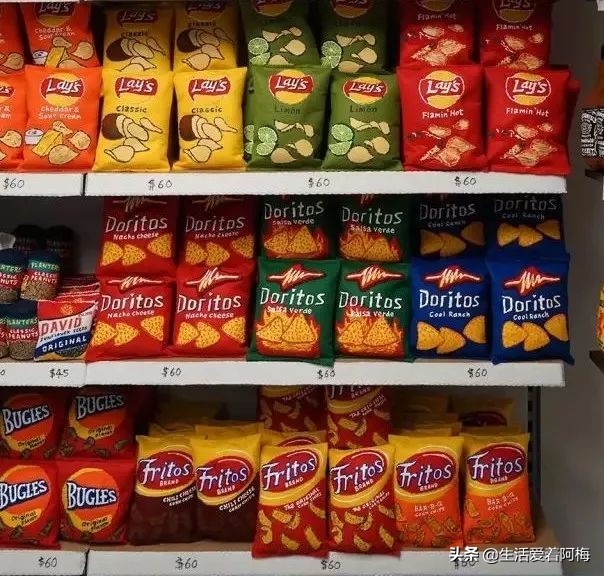 她开了间超市，卖的东西却全是假的，9000件商品，竟被一抢而空