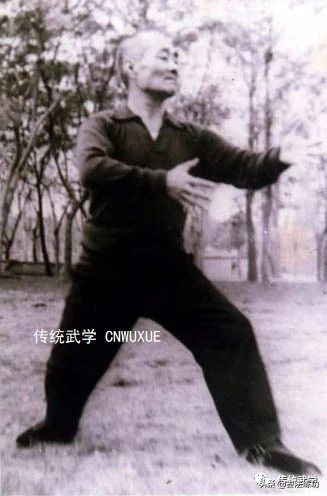 站桩要诀,站桩时身体要上下起伏吗