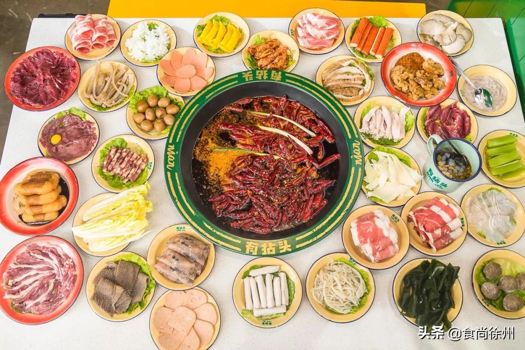 徐州闹市一角，还原了80年代的市井范儿！笸箩上菜，98元吃17样！