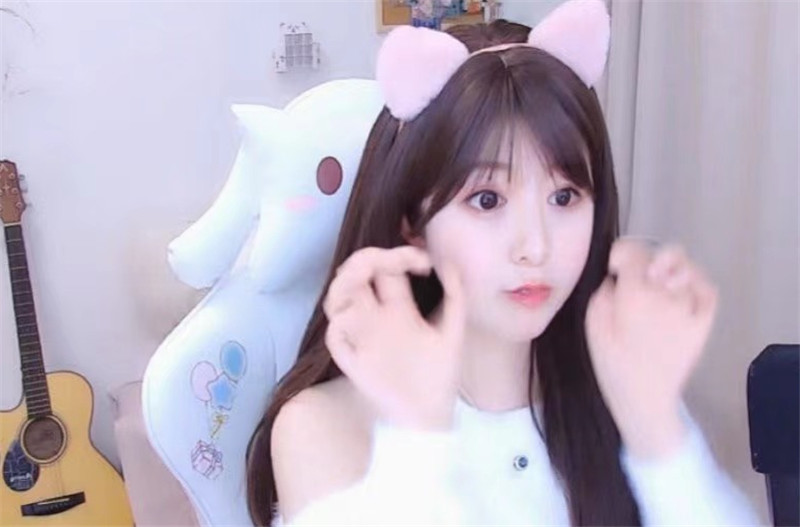 Rita“牛奶”袜上街被说土，路人却离不开眼！同为女神鹿早早绝了