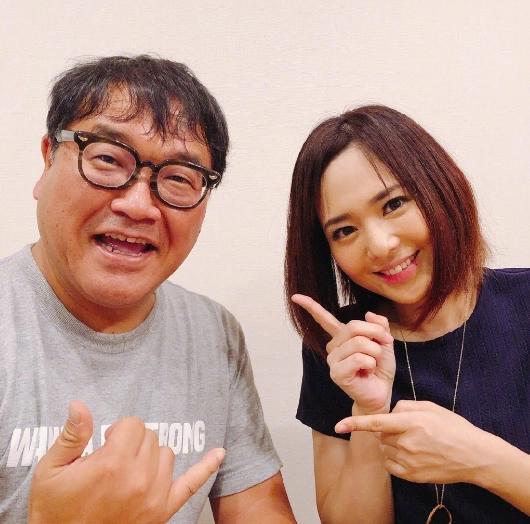 苍井空晒与双胞胎儿子合照,脸圆嘟嘟很可爱,母乳问题已经解决了