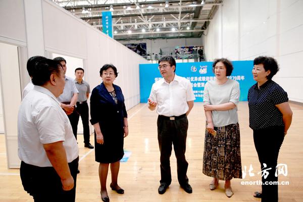 市人大调研全市体育工作,领导调研体育公园建设工作