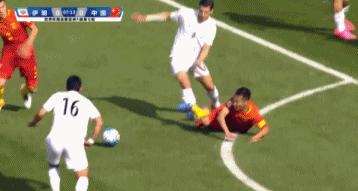 国足怎么才能进球搞笑图,国足搞笑停球场面动图