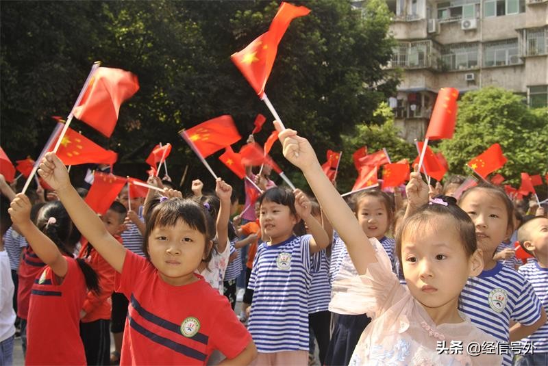 爱国主义教育从娃娃抓起,爱国主义情怀从小抓起从小培养