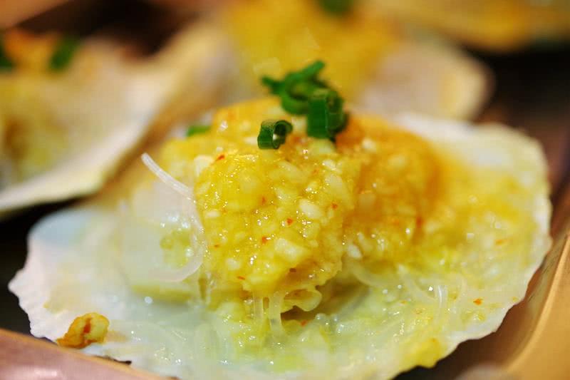 夜幕升起思北路口，285蚝味馆撸个串喝个酒聊个天！