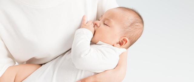 宝宝喂奶总是吐奶怎么办,喂母乳期间宝宝吐奶怎么办