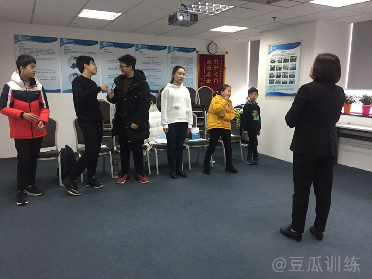 当众讲话紧张手发抖怎么克服,发言总是怯场怎么办