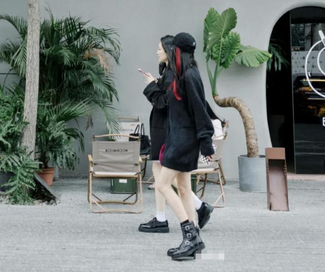 杨幂逛街被偶遇大方合影,杨幂逛街被偶遇三里屯穿搭照片