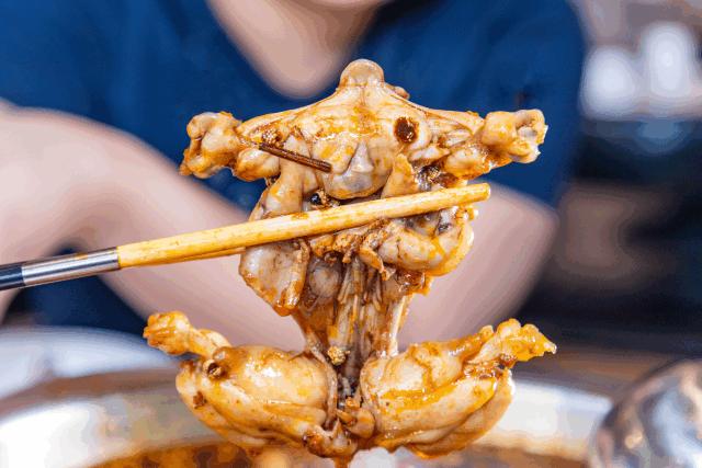 昆明风情街美蛙鱼头,昆明廖姥爷美蛙鱼头火锅