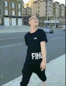 笑不停：老虎：你感动么？狗子：不敢动不敢动。