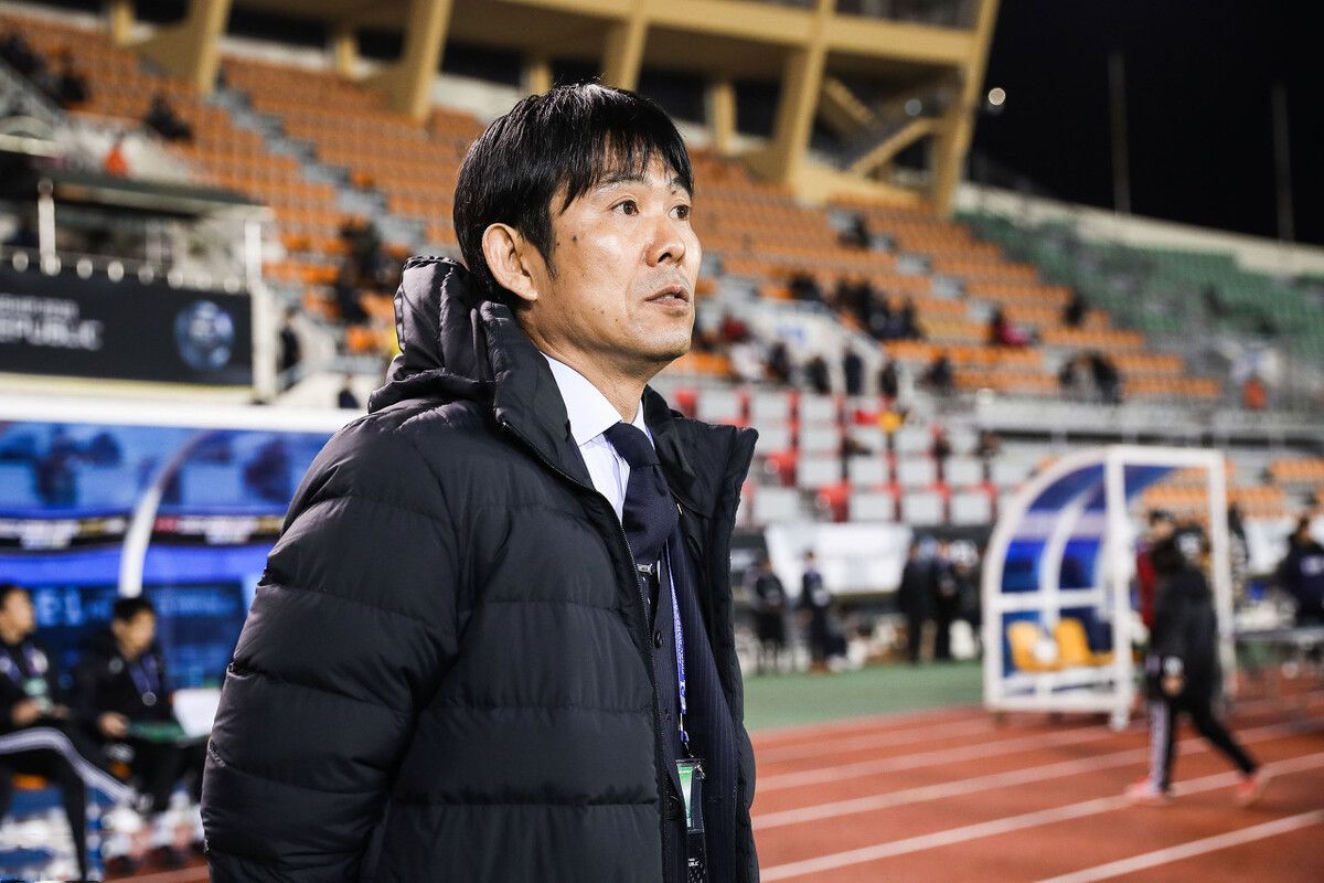 国足0-2输给日本李铁接受采访,李铁谈国足负日本剩余八场全胜队