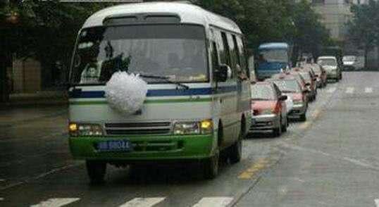 开车遇到丧葬车队怎么做,私家车当送丧车队有什么禁忌