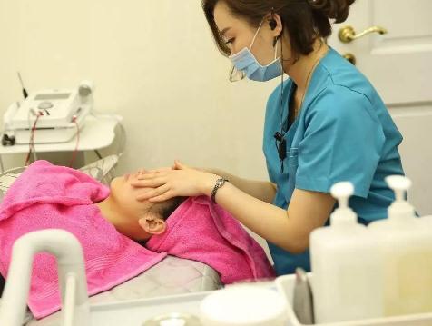 19岁姑娘打溶脂针,女子打美容针脸肿