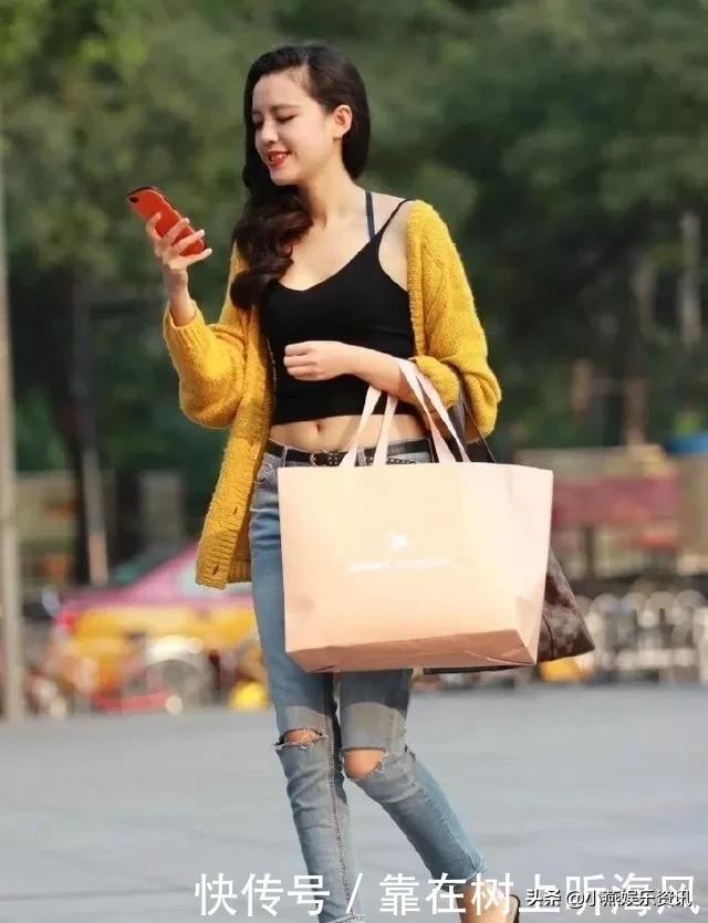 美女搭配一双尖头的银灰色高跟鞋,美女脚上搭配一双斑马纹的高跟鞋