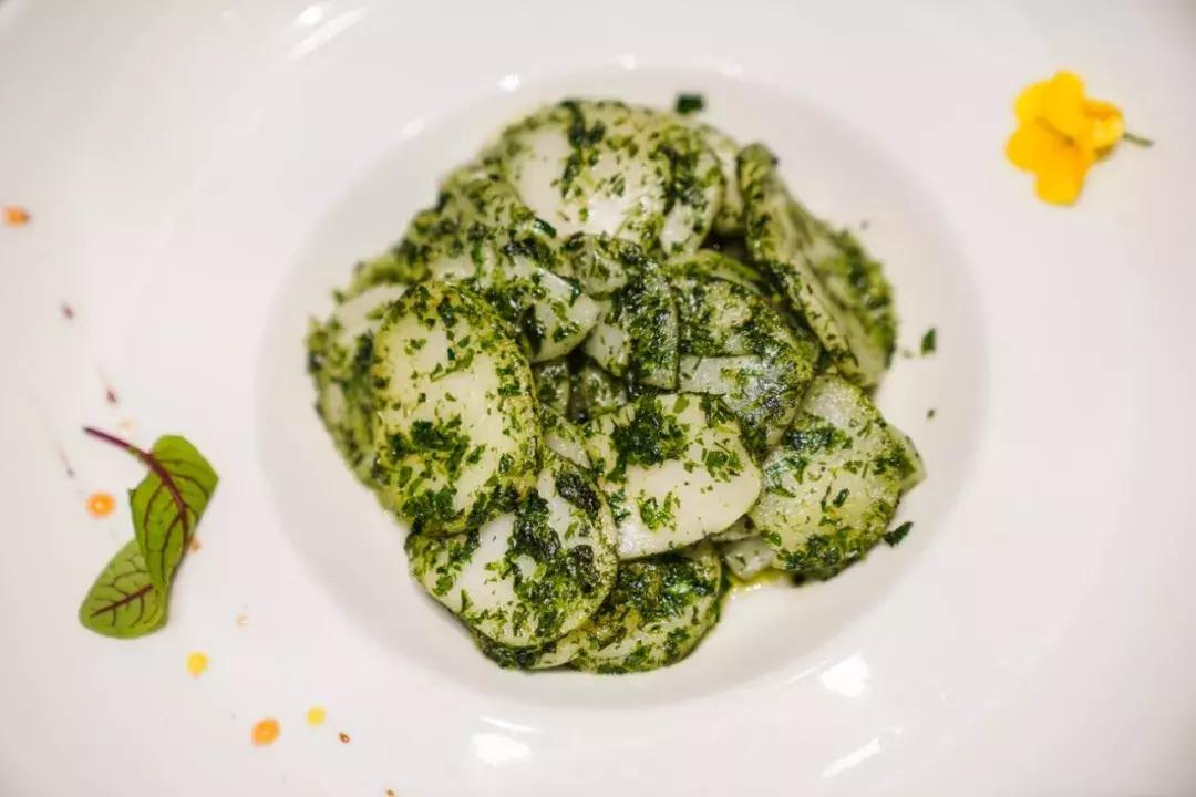 睡进这间藏身青山湖边的理想酒店，一起探寻临安城的悠居岁月~