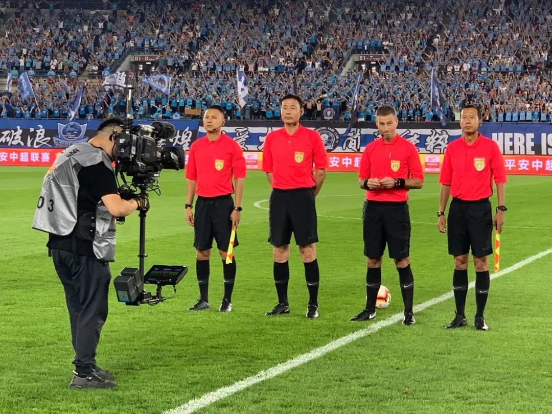 他是山东省现役唯一国际级裁判员，任职大学，受中国足协重点培养