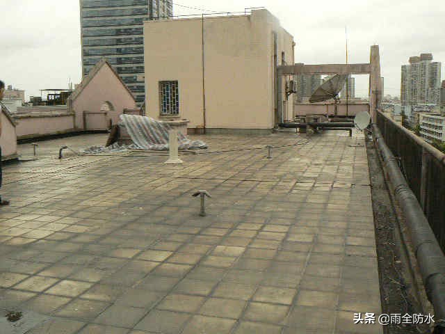 楼顶渗漏水用什么方法,新建建筑屋面漏水的最佳解决办法