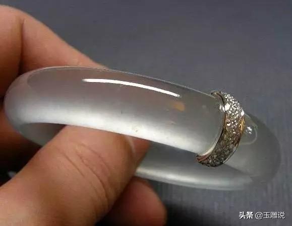 玉镯碎了怎么用黄金补救,玉雕师修复手镯