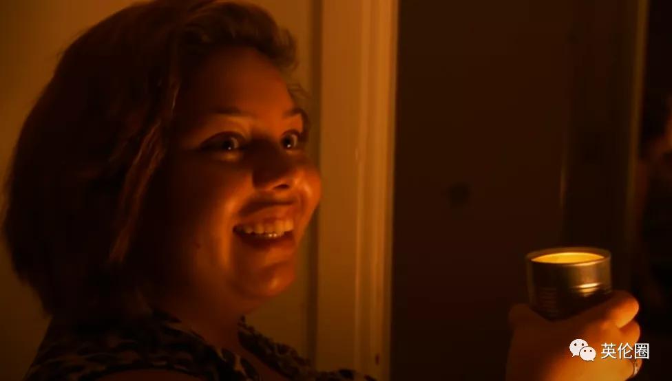 她逼全家120s洗完澡，给孩子吃过期肉...男友：我还是爱她