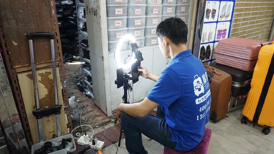 寻找深圳快消失的手艺人：修理行李箱20余年，亲身演绎工匠精神