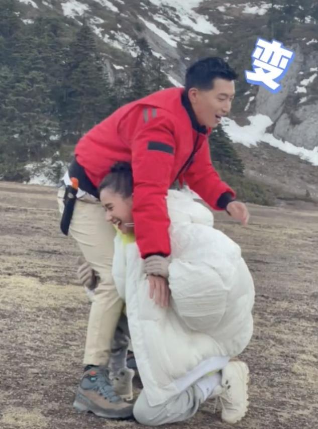 曝何超莲和窦骁,何超莲与窦骁雪山玩摔跤