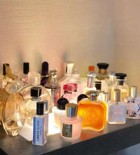 香水刚喷的时候很刺鼻正常吗,什么香水喷多了会有酒精味