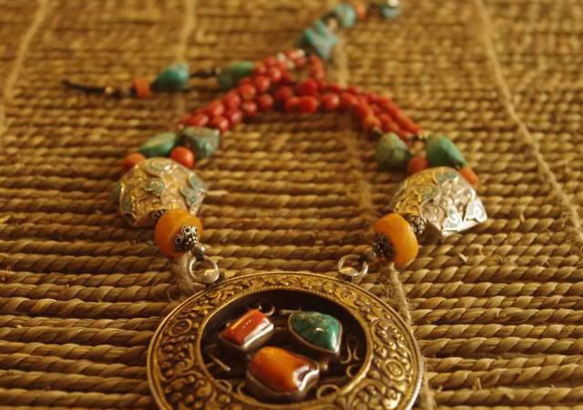 蒙古族为何对银首饰情有独钟,蒙古族为啥喜欢戴银饰