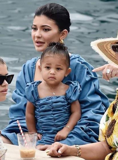 亿万富婆金小妹宠女无度！斯托米穿泳衣变美人鱼，偌大泳池开眼界