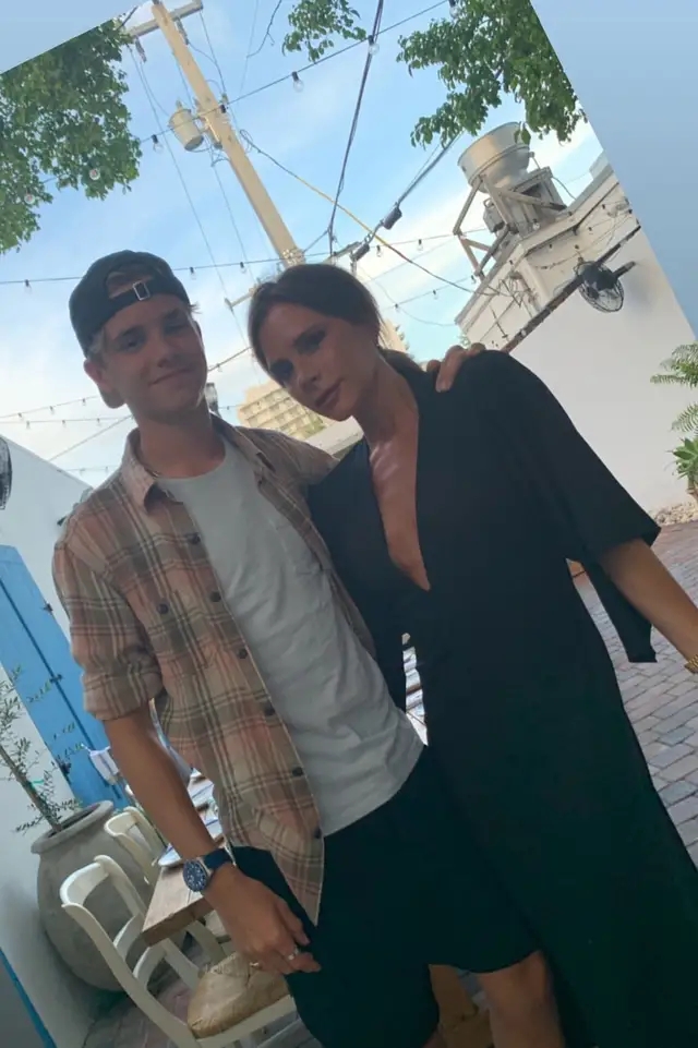 小七是大姑娘了!沙滩踢足球一人对阵两个哥哥,女汉子太有小贝范